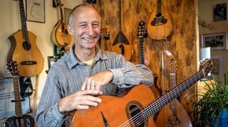 <p>Henning Doderer in seinem Verkaufsraum im hessischen Waldems. Seit den 1980er Jahren baut er Gitarren in Handarbeit für anspruchsvolle Kunden.</p>