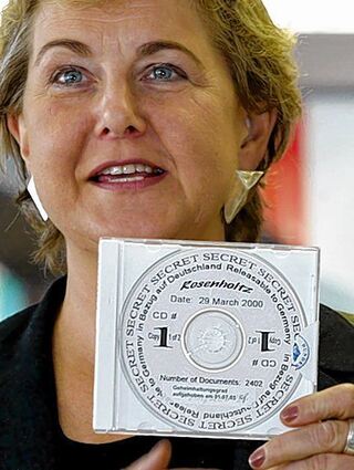 <p>Marianne Birthler mit einer der 381 "Rosenholz"-CDs.</p>