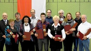 <p>Die TG Bobstadt ehrte im 90. Jahr ihres Bestehens langjährige Mitglieder (unten) und erfolgreiche Sportler (oben).</p>