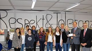 <p>Die Akteure des Projektes "Für Toleranz - gegen Rassismus": Schüler und Lehrer der Kurpfalz-Realschule mit ihren Unterstützern von Rotary und der Stadt.</p>