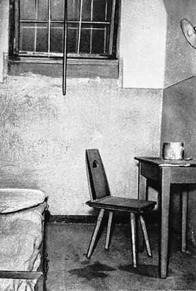 <p>Alfred Delp vor dem Volksgerichtshof. Die Zelle in Berlin-Plötzensee, wo er die letzten Stunden verbrachte. Und ein Bild aus glücklichen Priestertagen.</p>