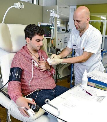 <p>Alle zwei Wochen erhält Georgios Kessesidis im Rahmen einer Studie eine Infusion. Die Behandlung hat bei ihm hervorragend angeschlagen.</p>